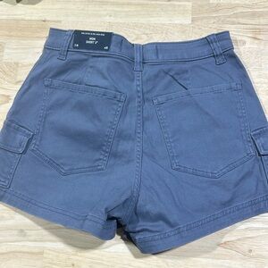 Hollister ultra high-rise Mom short 3 inches 28 inch waist size 7/6 blue